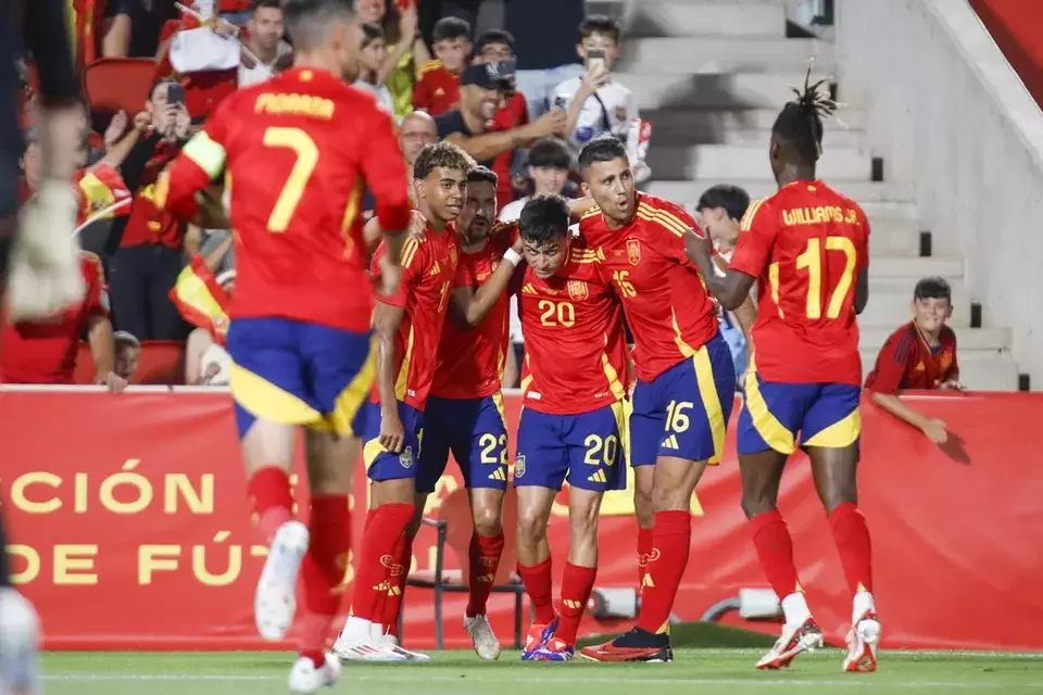 Para pemain Spanyol merayakan gol yang dilesakkan Pedri (10) dalam uji coba melawan Irlandia Utara, Sabtu, 8 Juni 2024.