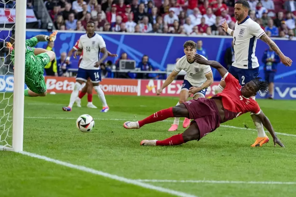 Pemain Swiss Breel Embolo (kanan) sukses menjebol gawang Inggris pada perempat final Euro 2024 di Duesseldorf, Jerman, Sabtu, 6 Juli 2024.