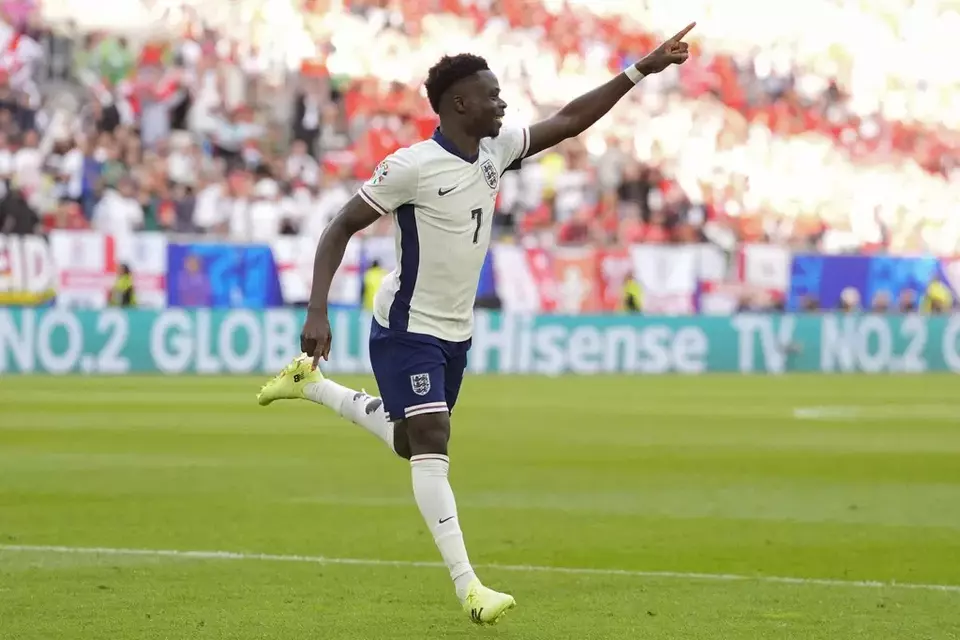 Pemain Inggris Bukayo Saka meluapkan kegembiraan setelah menjebol gawang Swiss pada perempat final Euro 2024 di Duesseldorf, Jerman, Sabtu, 6 Juli 2024.