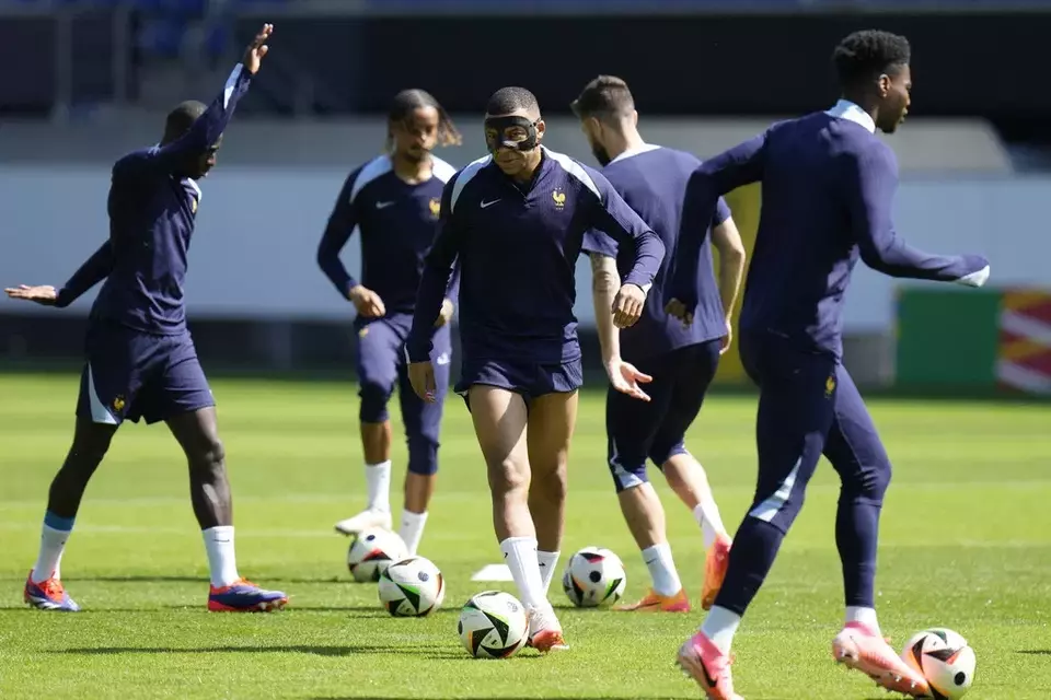 Pemain timnas Prancis termasuk Kylian Mbappe (memakai masker) berlatih di Euro 2024.