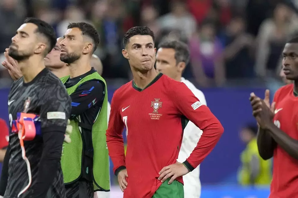 Reaksi Ronaldo setelah Portugal kalah dari Prancis dalam duel adu penalti di perempat final Euro 2024.
